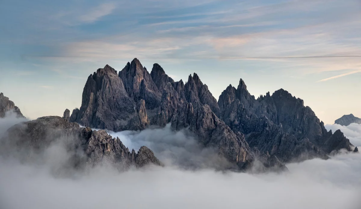 Półkotapczan z sofą: Idealne rozwiązanie dla małych przestrzeni