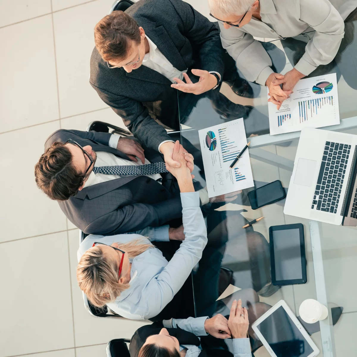 Meble reklamowe: Klucz do skutecznej promocji Twojej marki