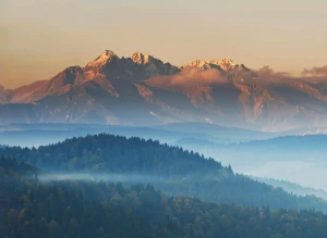 Półkotapczan z sofą: Idealne rozwiązanie dla małych przestrzeni